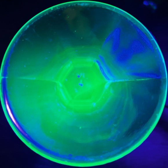 Pair of 1930s uranium Colonial Block Footed Tumblers - Picture 6 of 9